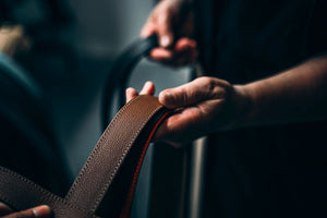 La ceinture Modèle MAD cuir grainé tan en cours de création à l'atelier 