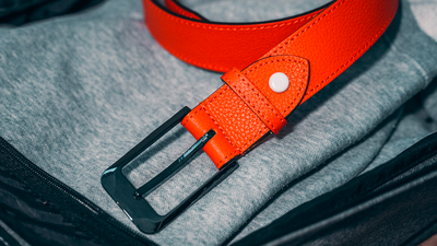 photo du modèle MEX, la ceinture en cuir grainé orange dans une valise. La ceinture Rozan passe les portiques de sécurités des aéroports grâce à la céramique.